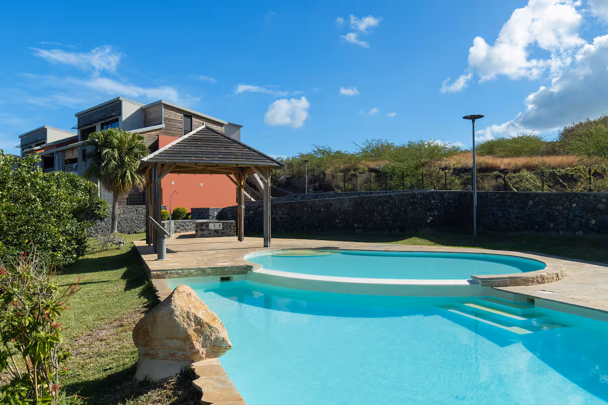 Quiet two-bedroom rental with pool and lagoon view in Reunion Island